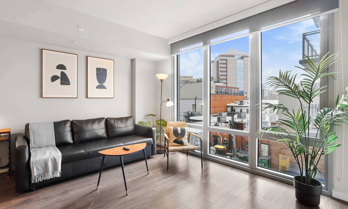 Clarendon Apartment | Spacious Apartment in Prime Location Near Metro