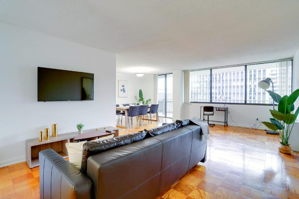 Crystal City Apartment | Spacious Apt W Great Spaces & Facilities