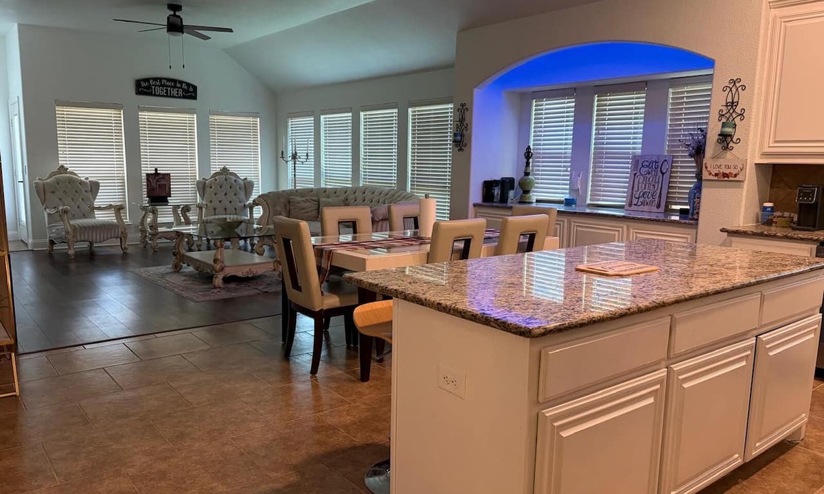 Midlothian House | Spacious Executive Retreat - Sleeps 8+