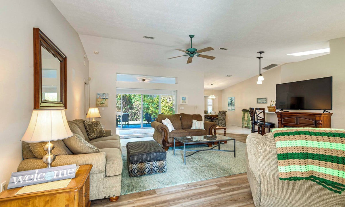 Hernando House | Spacious Hernando Home: Community Pool + Lake!