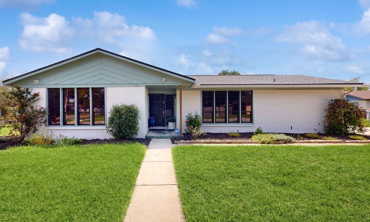 Jacksonville House | Spacious Home with Enclosed Yard and Screened in Back Patio