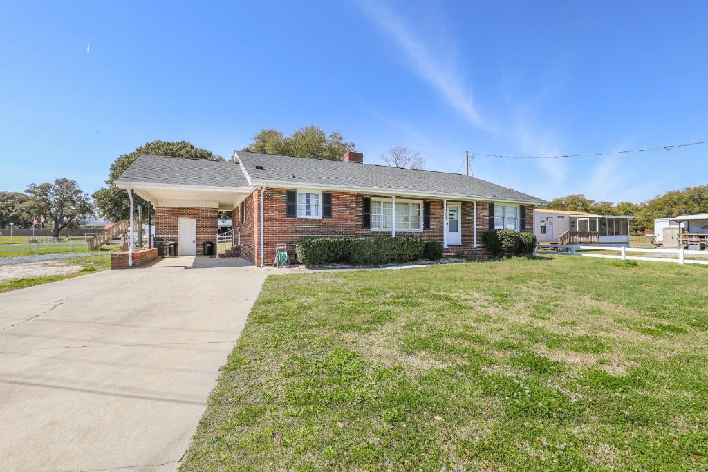 Sneads Ferry House | Spacious Home with Waterfront View-Welcome Pets