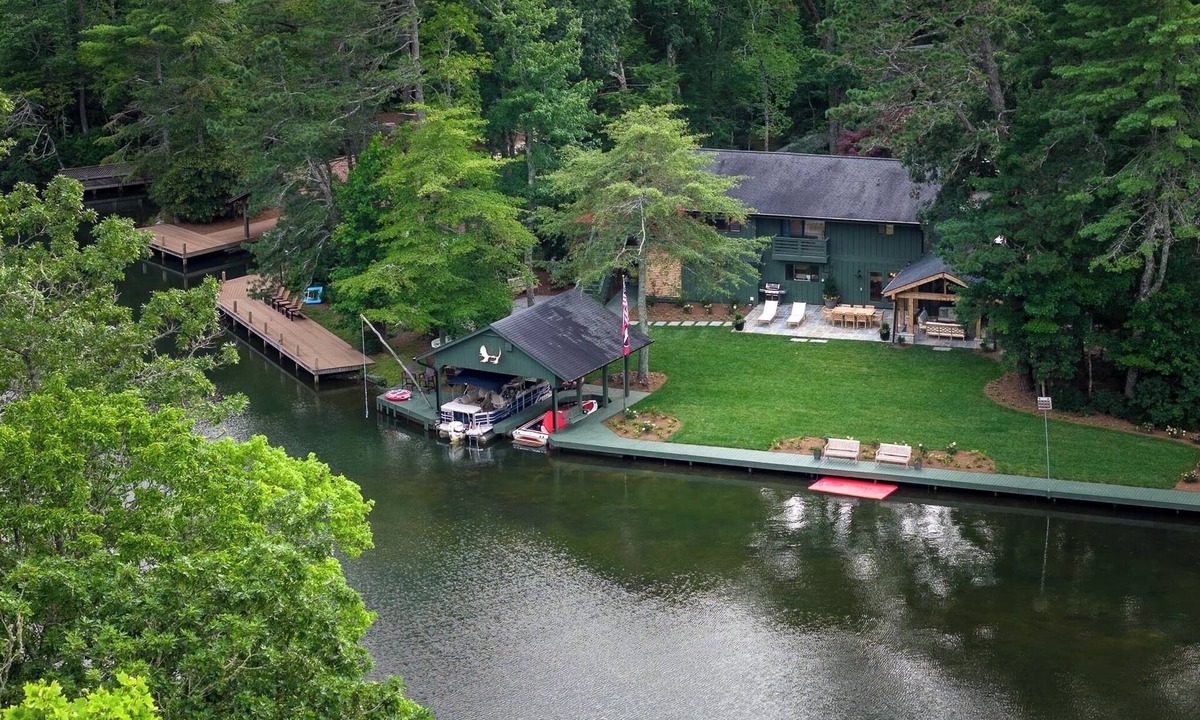 Lake Toxaway Cabin | Spacious lakefront renovated retreat with putting green
