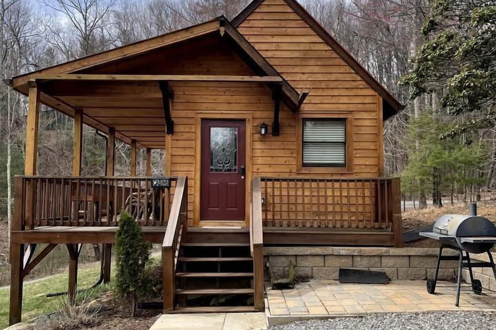 Purlear Cabin | Spacious Mountain Cabin Rental for Six near Cascade Falls, North Carolina