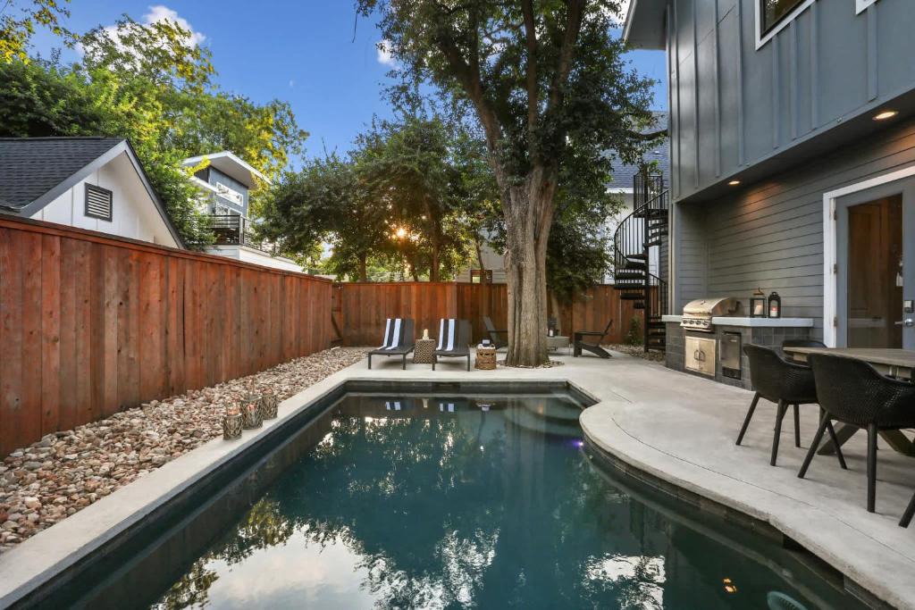 Govalle House | Spacious Sunlit Home with Heated Pool