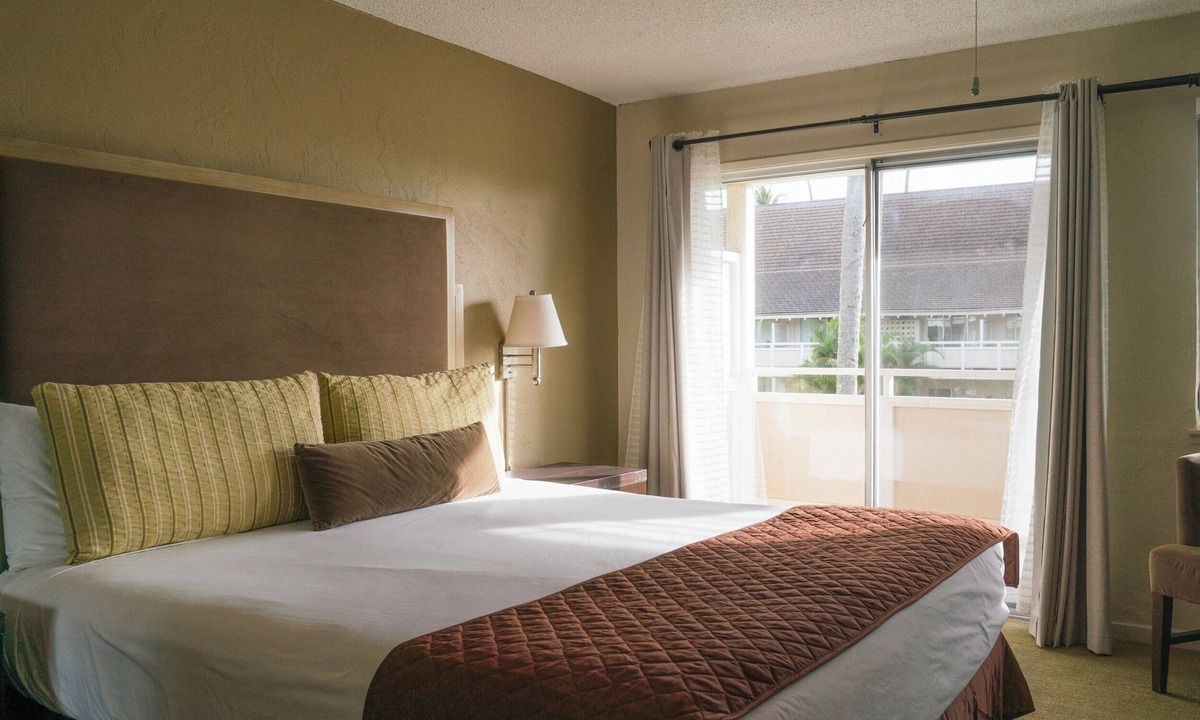 Wailua Apartment | Spacious Unit with Full Kitchen, Free Parking, Outdoor Swimming Pool!