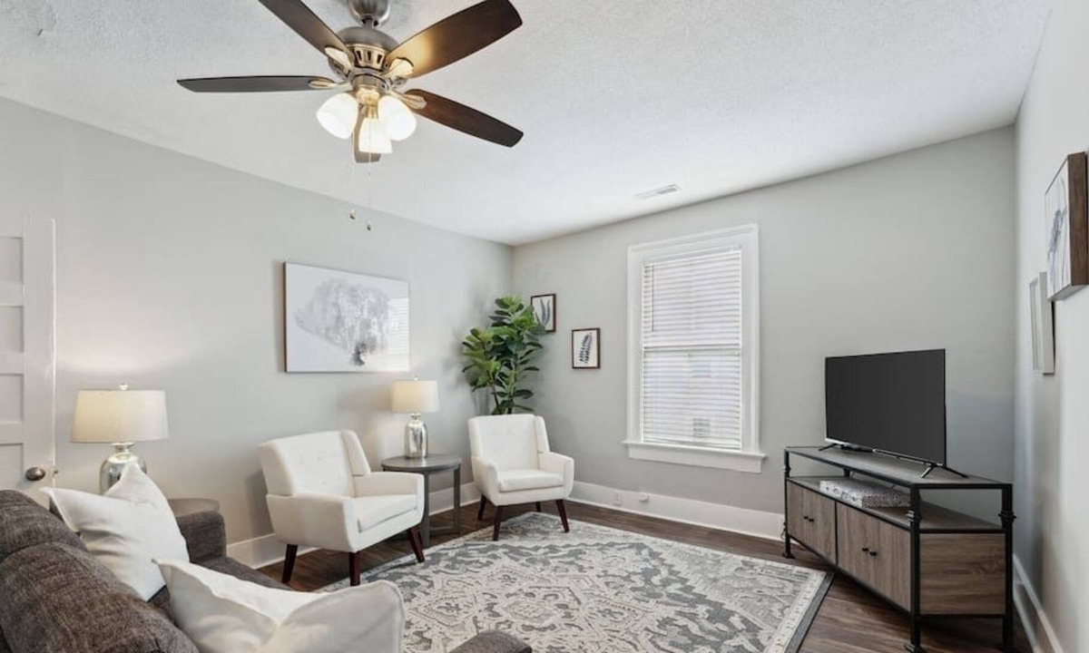 Westside Apartment | Spacious Updated 3 Bedroom Apartment