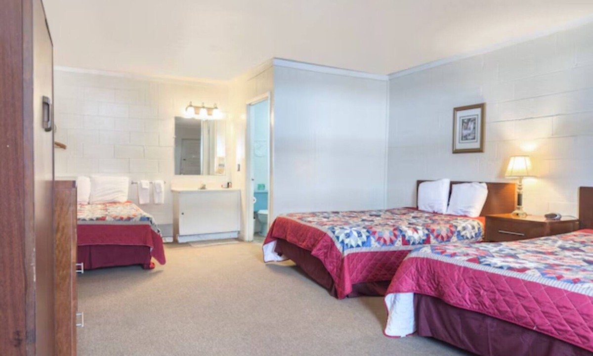 Spencer Hotel | Spencer Outdoors Retreat | Explore Vibrant Attractions & Scenic Trails.