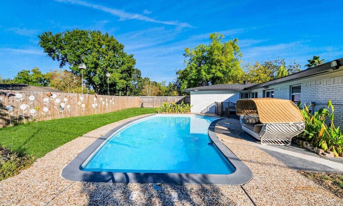 Spring Shadows House | Springrock Urban Getaway| POOL