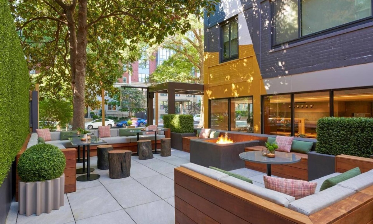 Logan Circle House | Standard King at Viceroy Washington DC, Bring Along Your Pets!