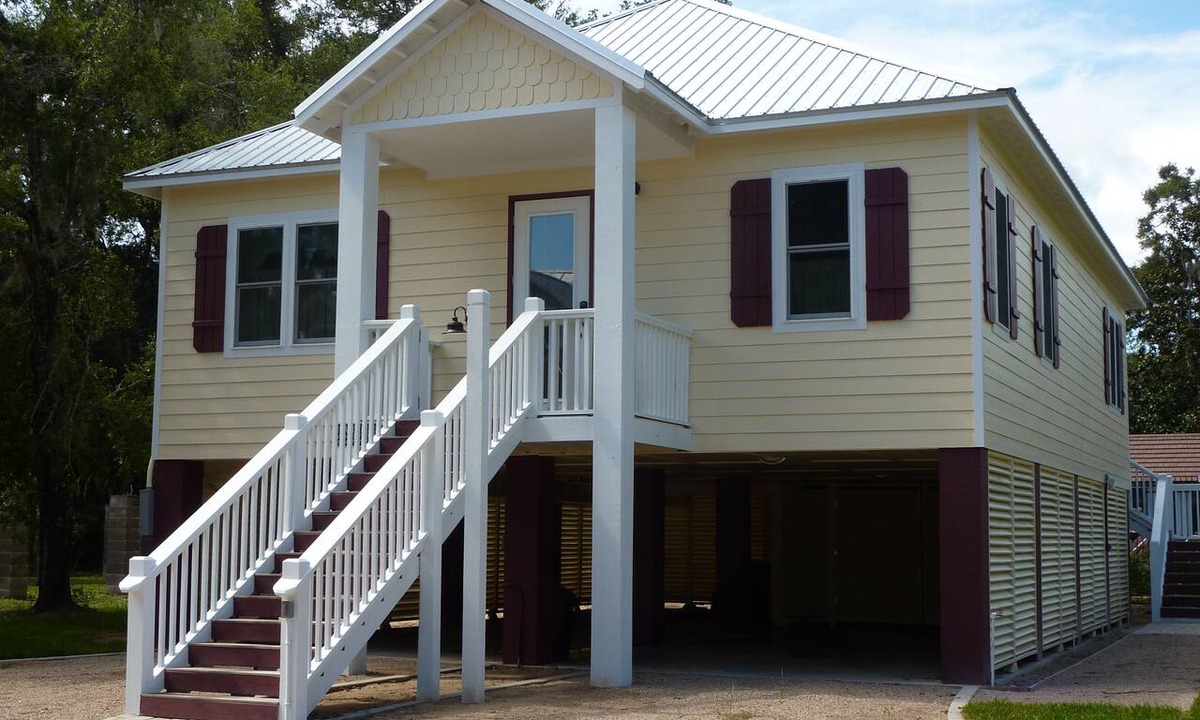 Steinhatchee House | Stargazer - Steinhatchee Landings, Sleeps 10 Cottage is directly behind the pool