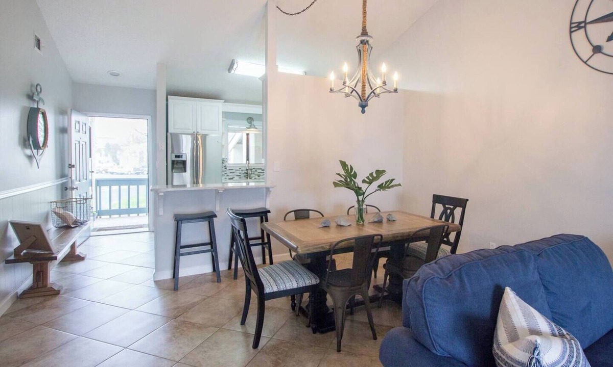 Scenic Gulf Drive Condo | Stay a While - 3 min walk to private beach access!