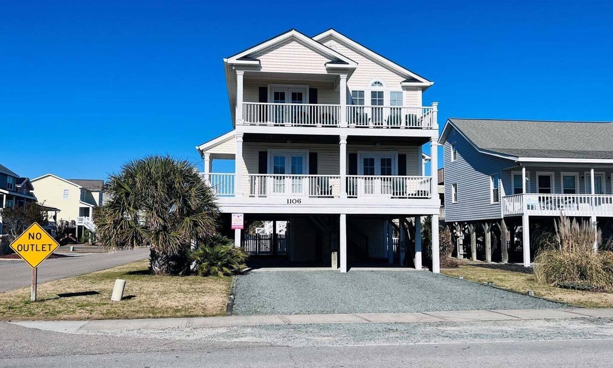Holden Beach House | Stay at Wolfpack Waves, a spacious 4BR home in Holden Beach, perfect for 10 guests!