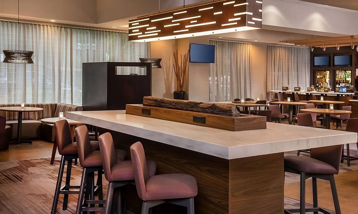 Rosslyn Hotel | Stay Close to Old Town Waterfront! 4 Paws-friendly Units w/Parking
