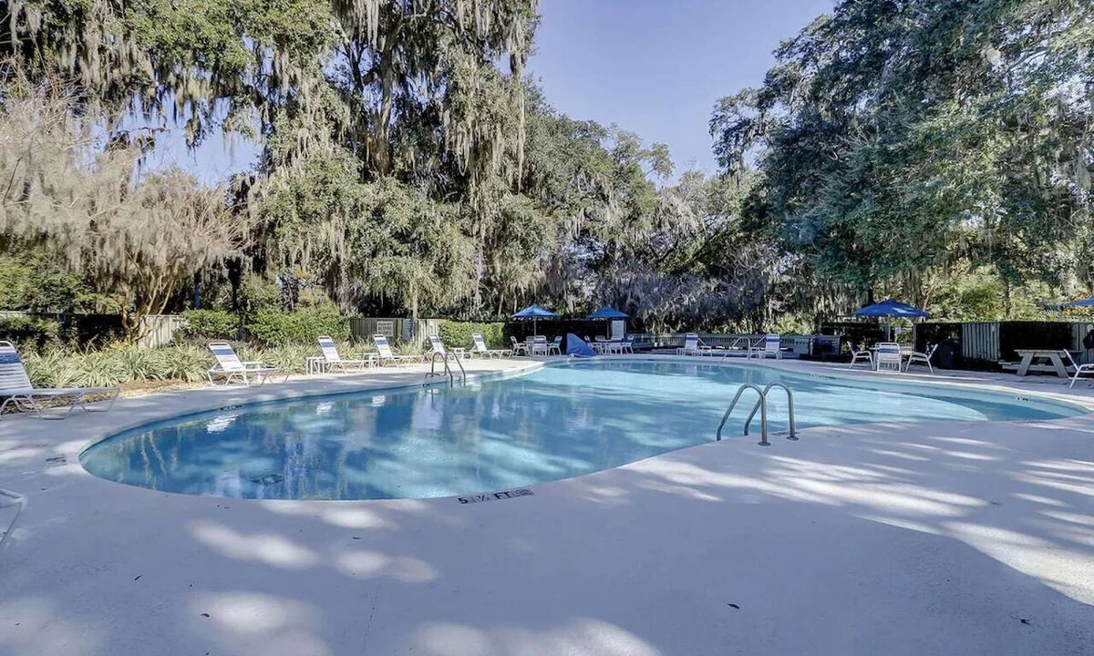 Shipyard Plantation Hotel | Stay the Near Beach | Pool, Bikes + Full Kitchen