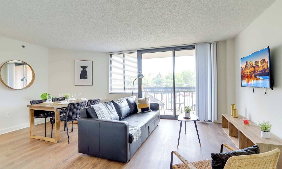 Pentagon City Apartment | Steps from Pentagon City Metro | Modern Apt
