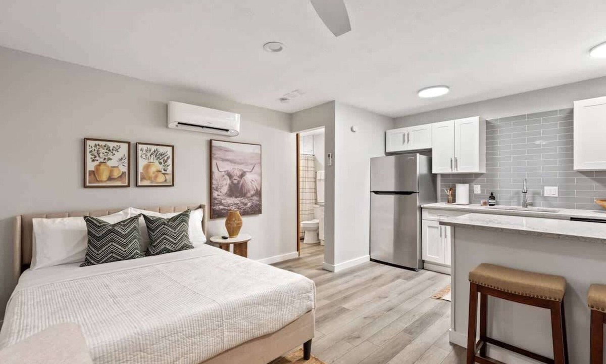 Clarksville Apartment | Steps to Downtown- Cozy studio - Quiet neighborhood