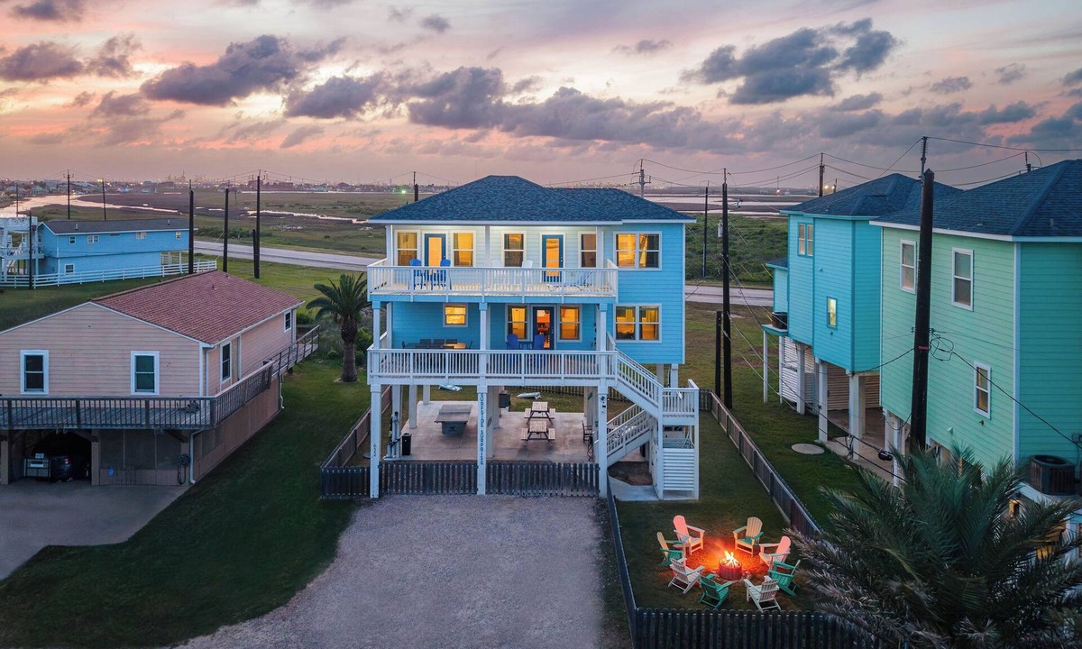 Surfside Beach House | Steps to Surfside Beach | Games, Views & Pets