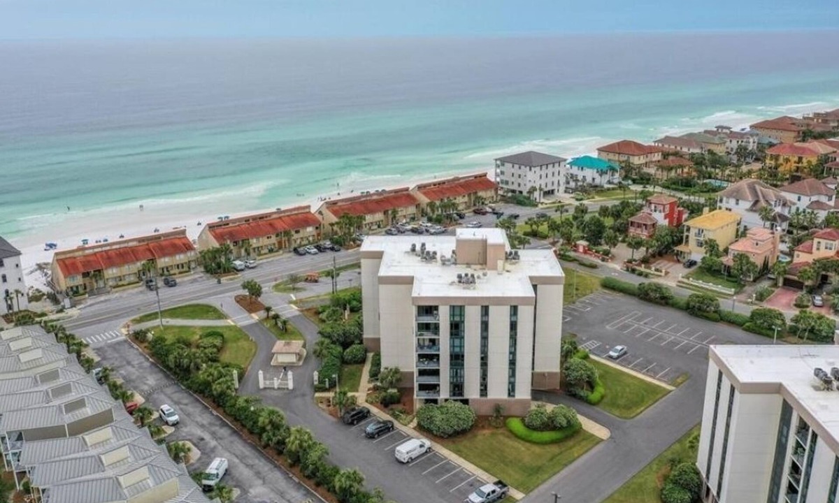 Scenic Gulf Drive Condo | Steps to the Beach, Pool, Location, Location! Great for Families and Groups