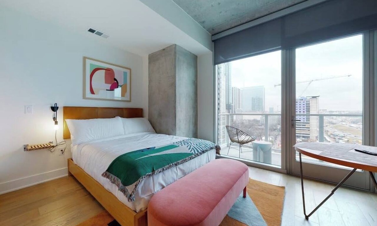 Rainey Street Historic District Apartment | Studio condo with rooftop pool, fast WiFi, central AC & private W/D
