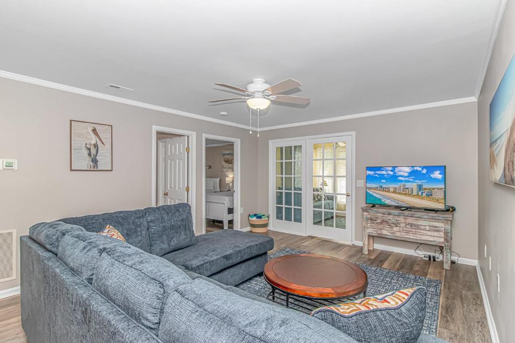 Vaught House | Stunning 2BR Ground Level Condo for 8! Savannah Shores 3