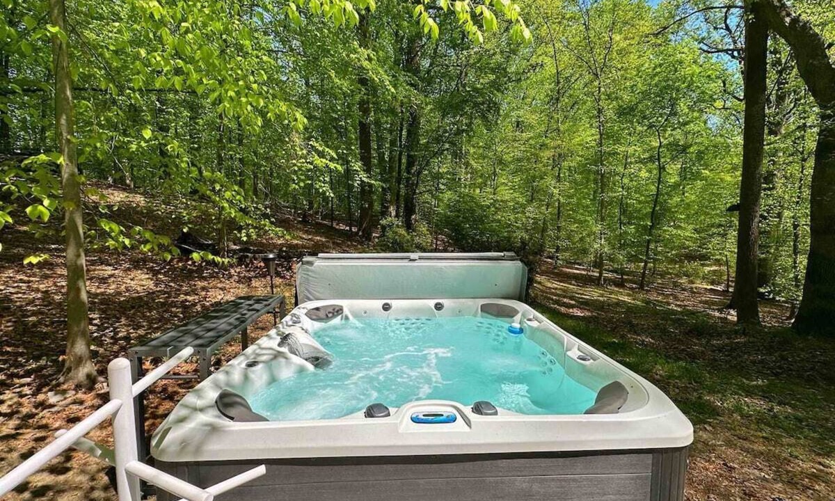 Olney House | Stunning Airstream trailer w/ hot tub!