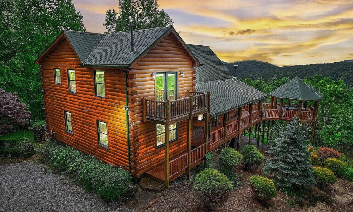 Black Mountain House | Stunning Mountain Cabin with Views and Hot Tub