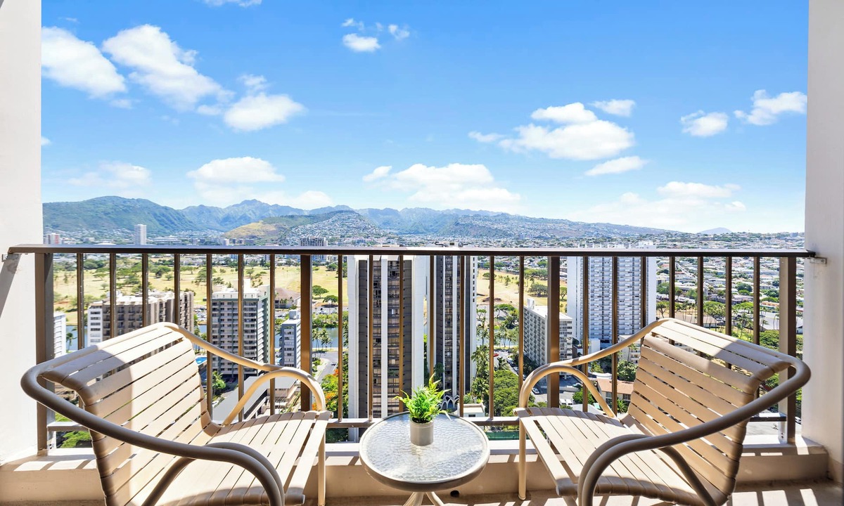 Waikiki Condo | Stunning Mountain View Condo, Near Beach + Parking