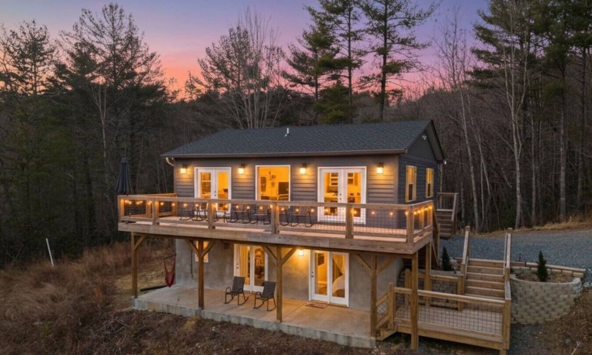 Ferguson House | Stunning Mountain Views, Deck, Fire Pit & Hammock