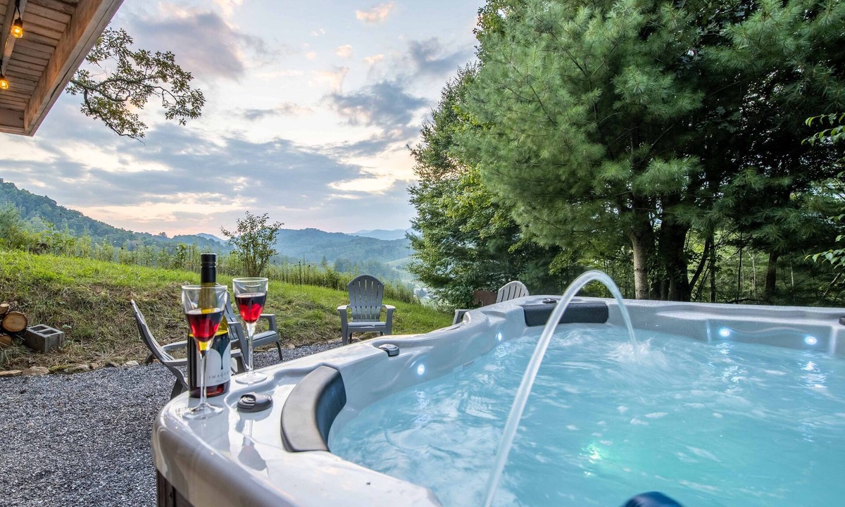 Burnsville Cottage | Stunning Mtn Sunsets! Hot Tub+Fire Pit, Mtn Views, Sauna, Grill, Close to AVL!