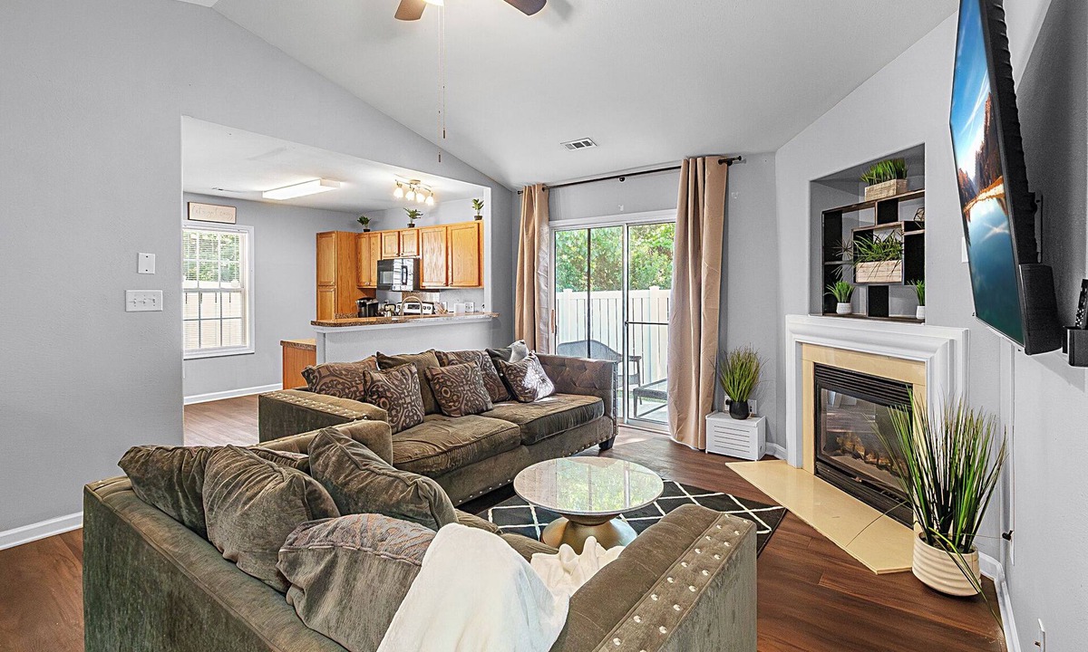 Charlotte House | Stylish CLT 3 bedrooms 5-beds w/backyard- 23 Mins to Uptown