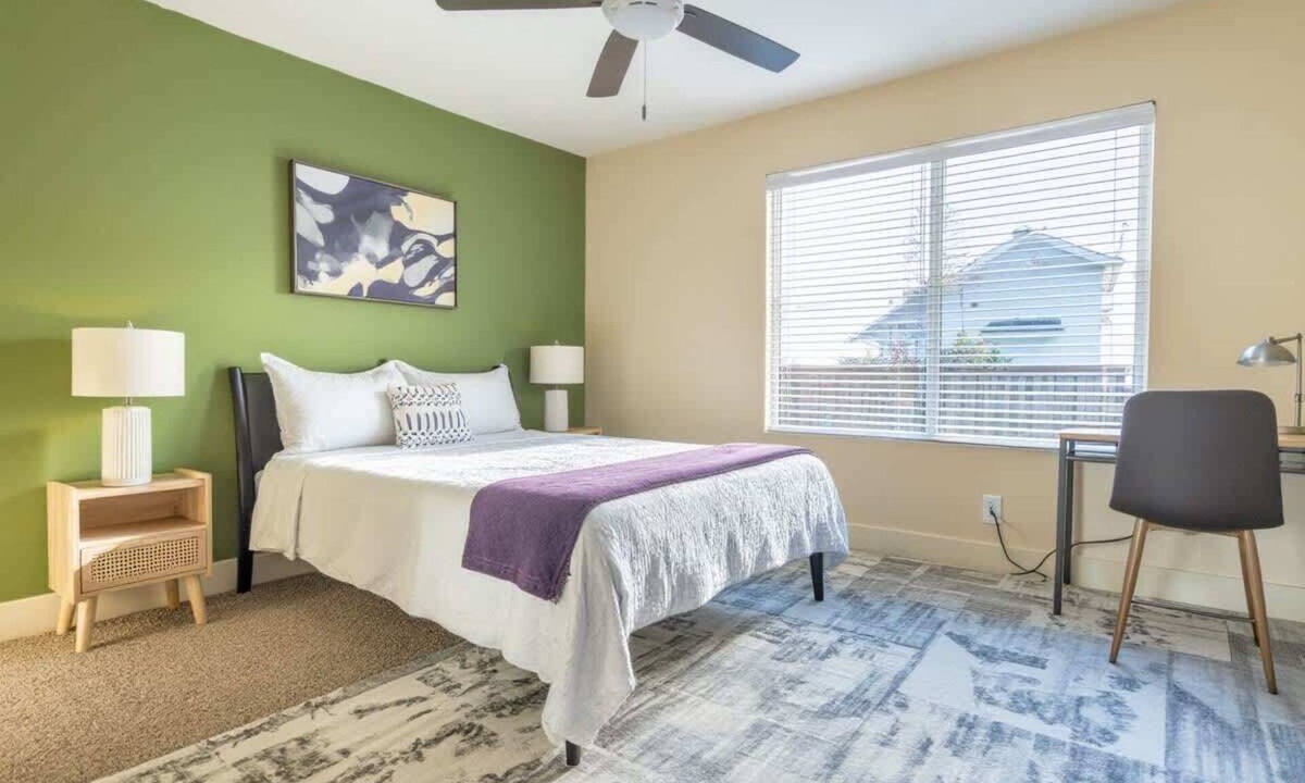 Riverside Apartment | Stylish King 1BR 8 Min to Downtown Pool, Gym & Parking 04