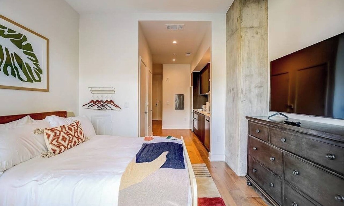 Rainey Street Historic District Apartment | Stylish Rainey Street condo w/private balcony - rooftop pool & gym