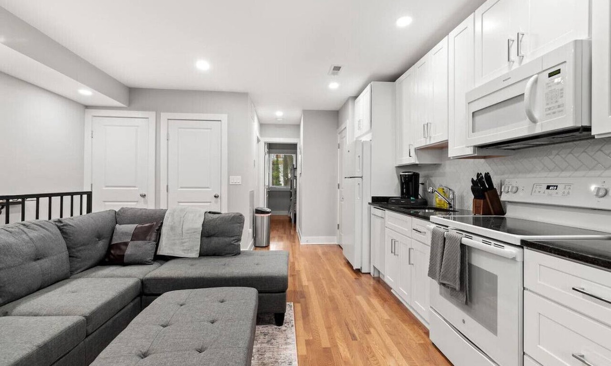 Kingman Park Hotel | Stylish Renovation+Parking+Quaint City Living Flat