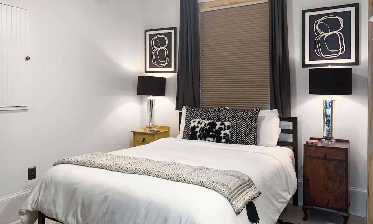 Savannah Victorian District Condo | Stylish Savannah Condo: Steps to Forsyth Park