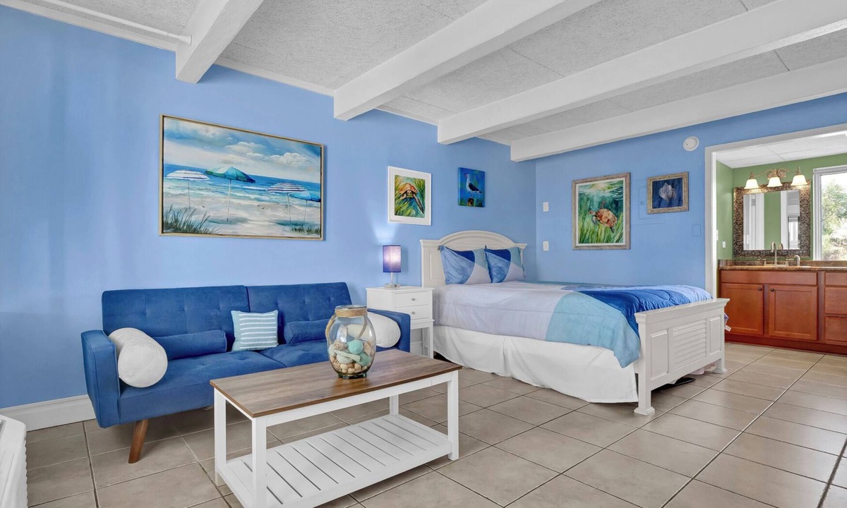 Airlie Condo | Stylish Studio Near Wrightsville Beach | Pool, Elevator, Walk to Dining