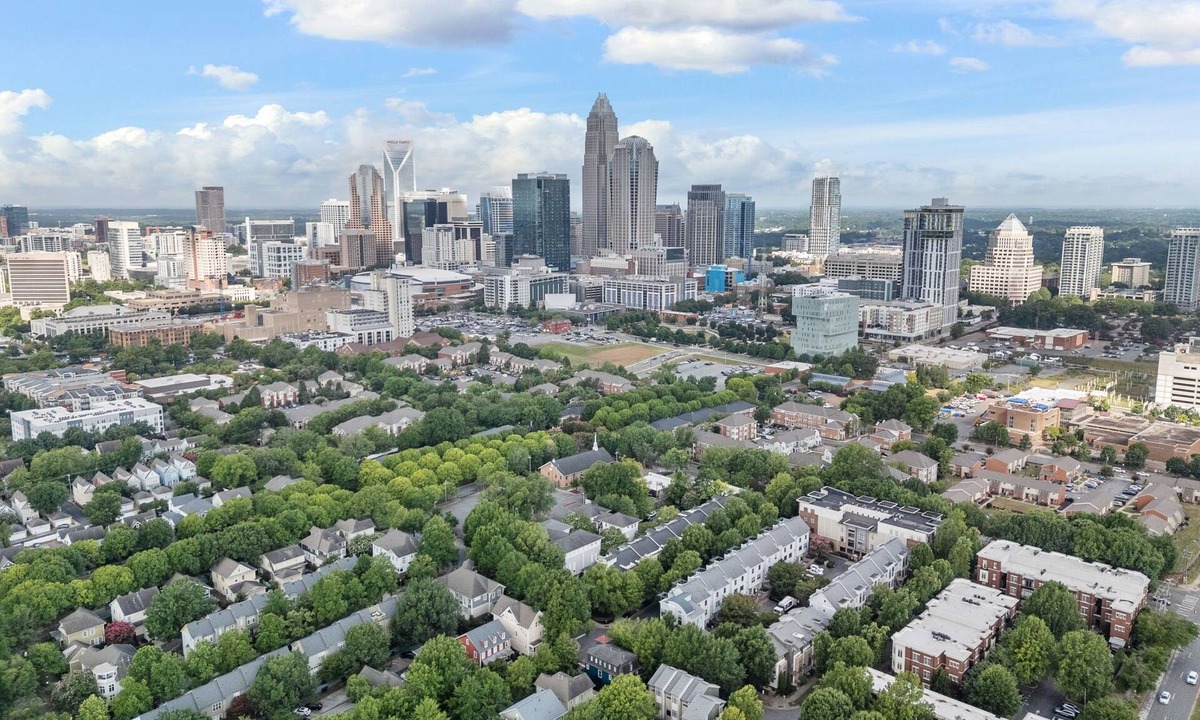 First Ward Condo | Stylish Uptown Pied-à-Terre With City View