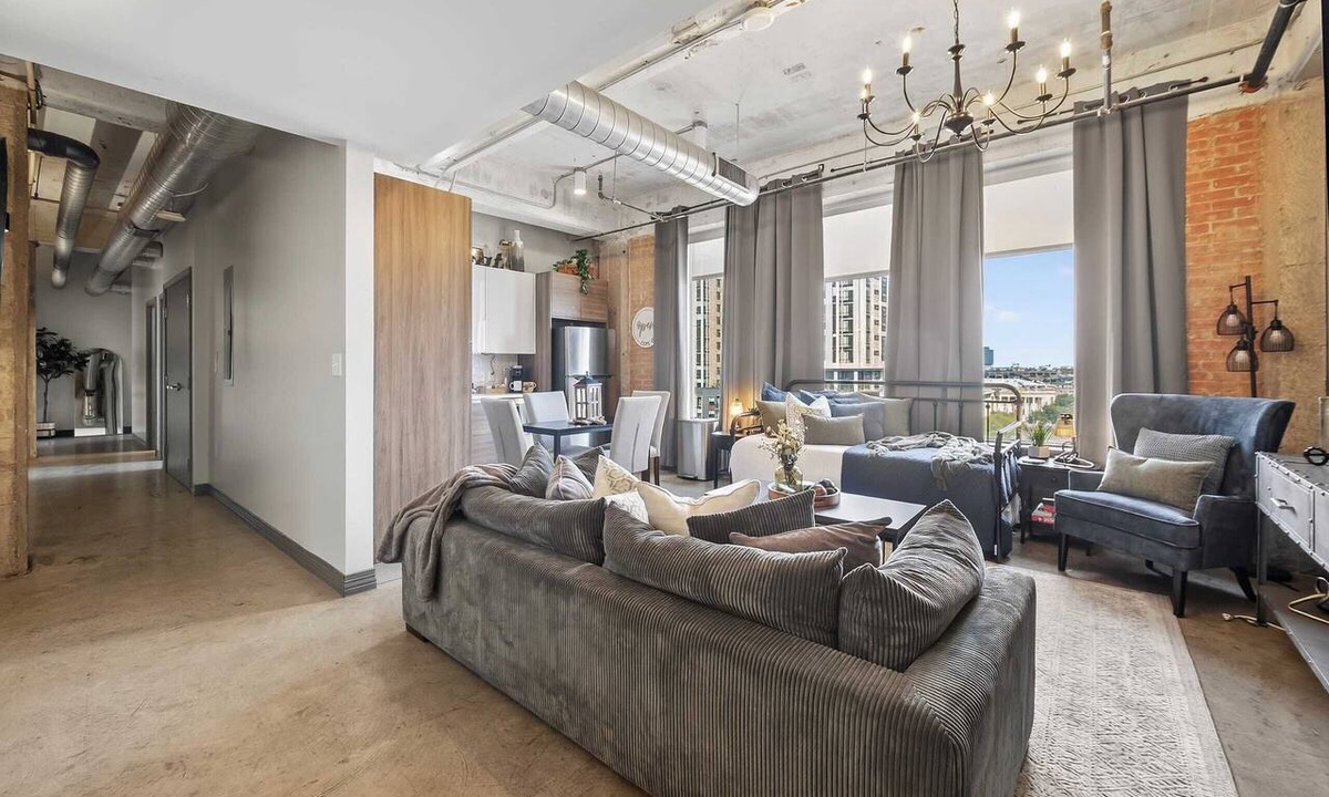Downtown Dallas Apartment | Stylish Vintage Loft with Valet Parking,Pool & Gym