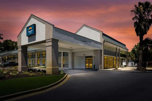Hinesville Hotel | Suburban Studios Hinesville - Fort Stewart Area