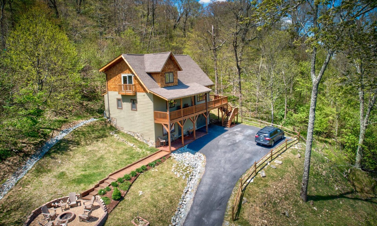 Sugar Mountain Cabin | Sugar Rush - Sugar Mtn home with views, fire pit, hot tub!
