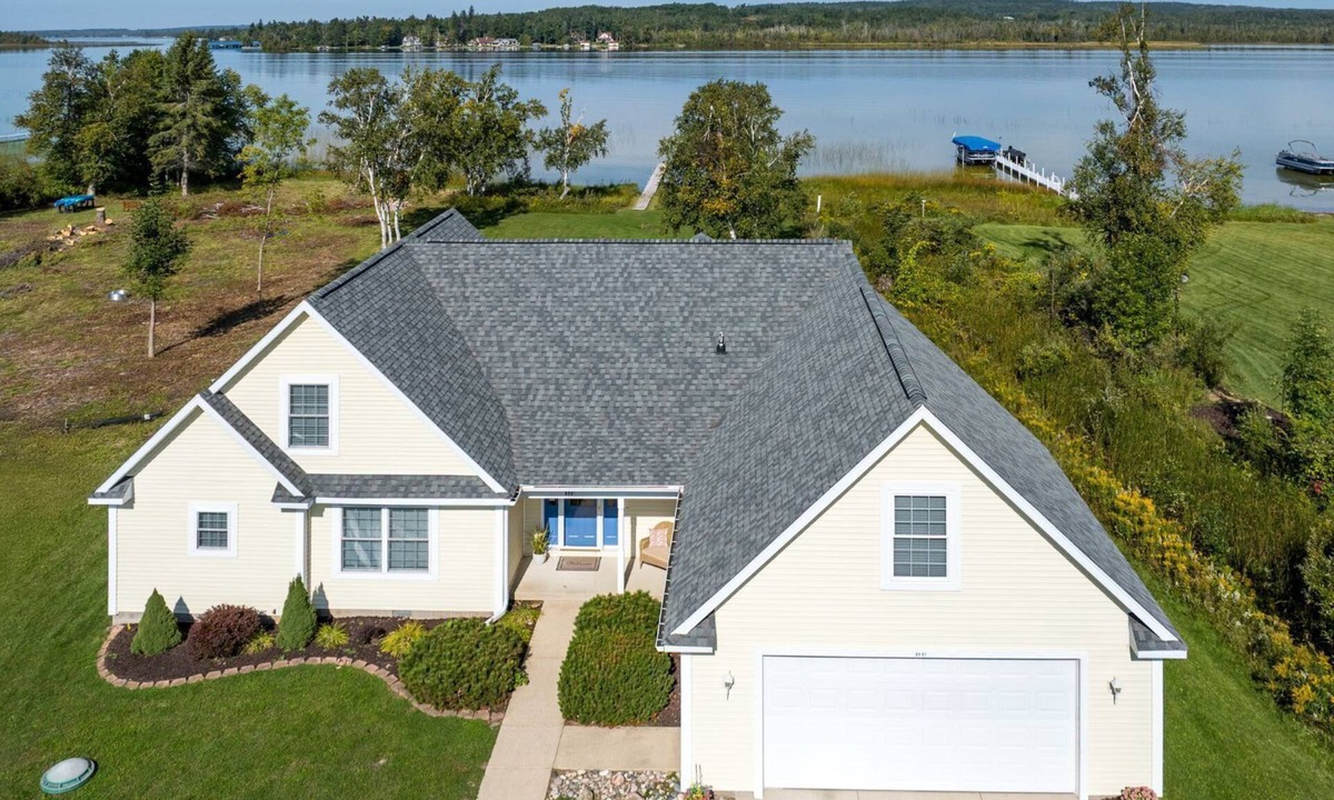 Ponshewaing House | Summerside Cape on Crooked Lake-Waterfront-Sunsets-Sleeps 12 -Private Dock