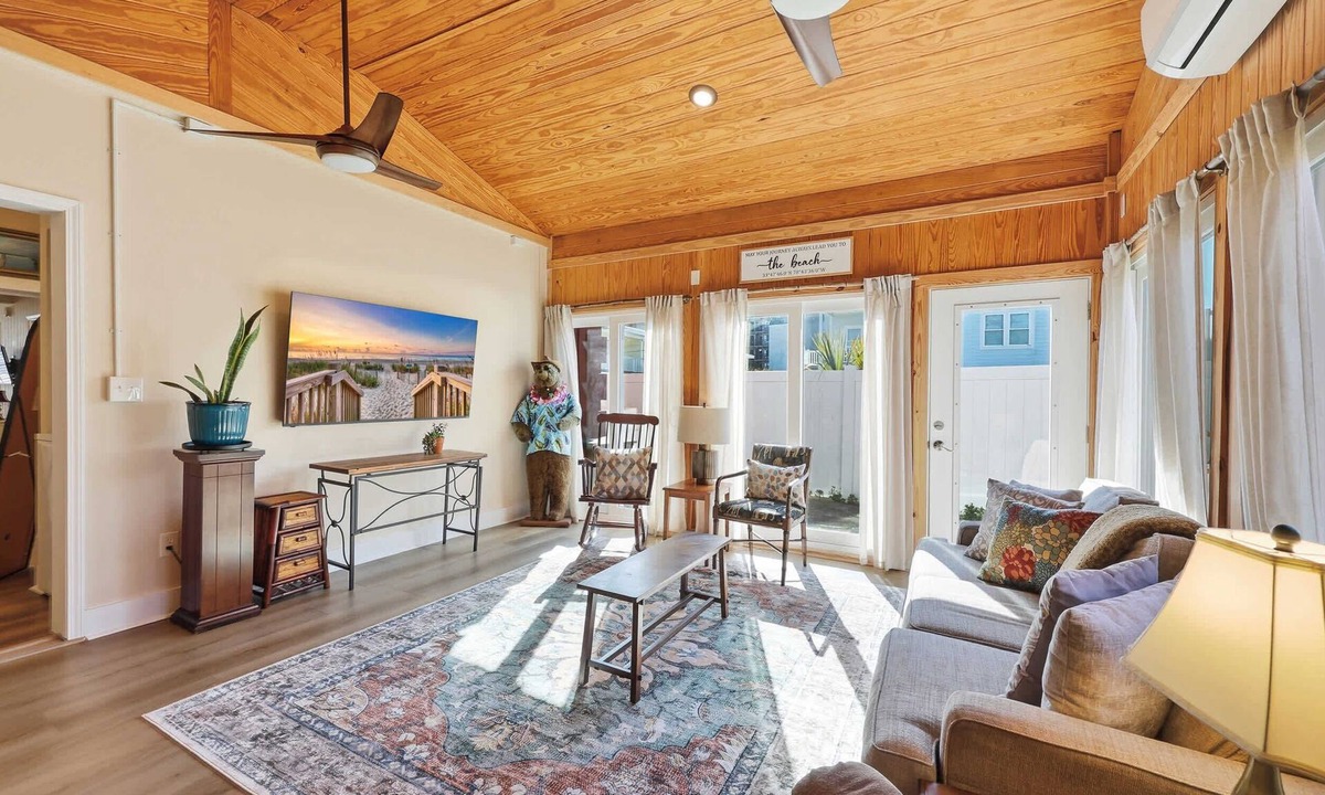 Windy Hill House | Sunny Beach Bungalow Pet Friendly Near Beach
