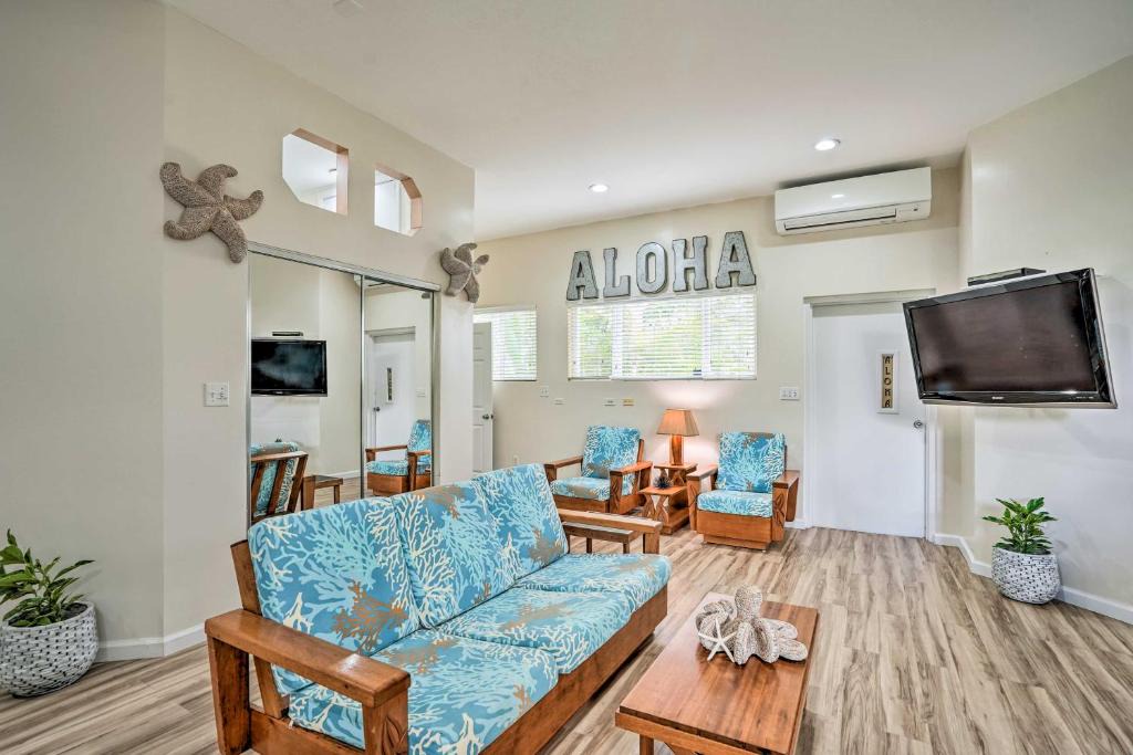 Coconut Grove House | Sunny Kailua Home with Covered Lanai 1 Mi to Beach!