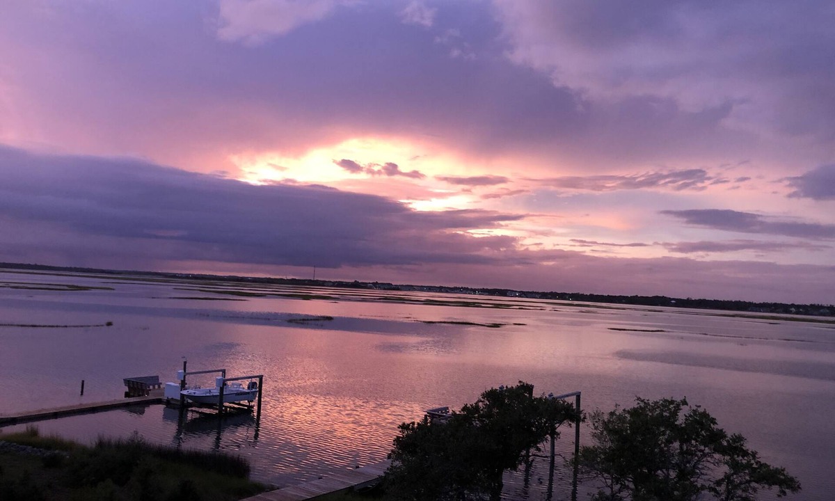 Emerald Isle House | Sunset, sunrise, golf cart, kayak, paddle board, launch, pet friendly & fenced.