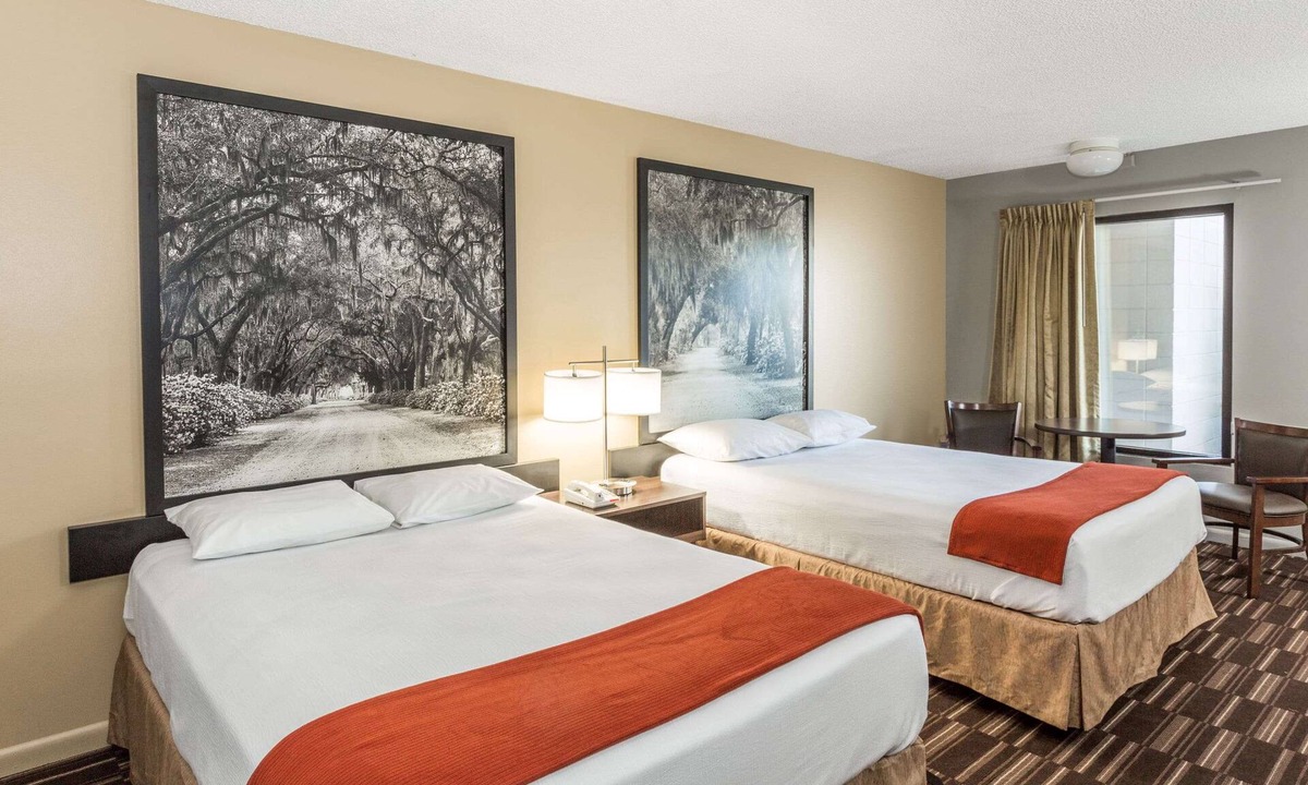 Adel Hotel | Super 8 by Wyndham Adel GA I-75