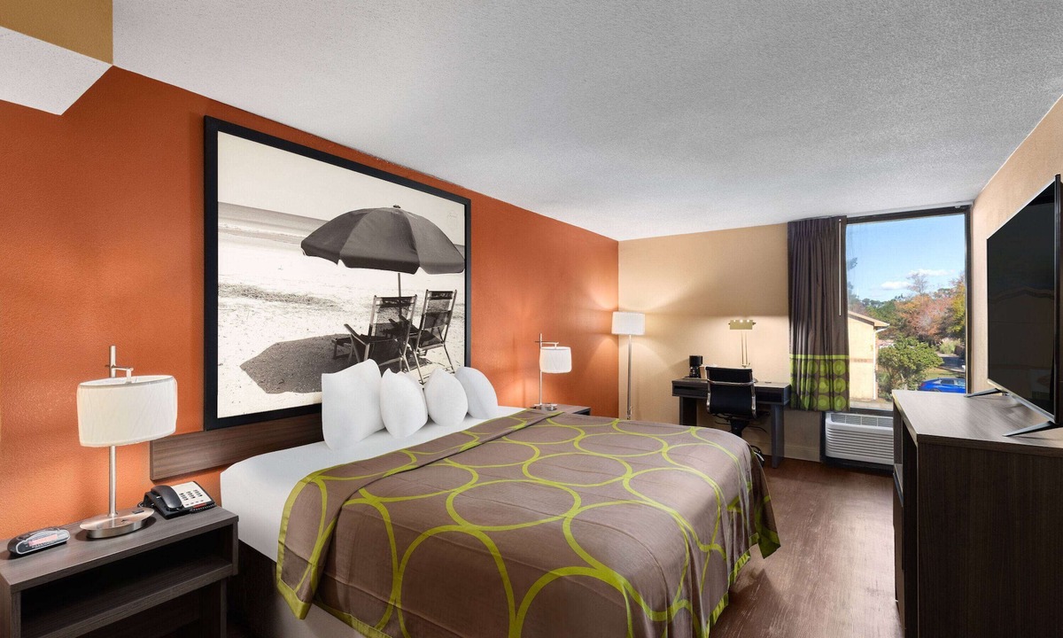 Myrtle Beach Hotel | Super 8 by Wyndham Myrtle Beach/Market Common Area