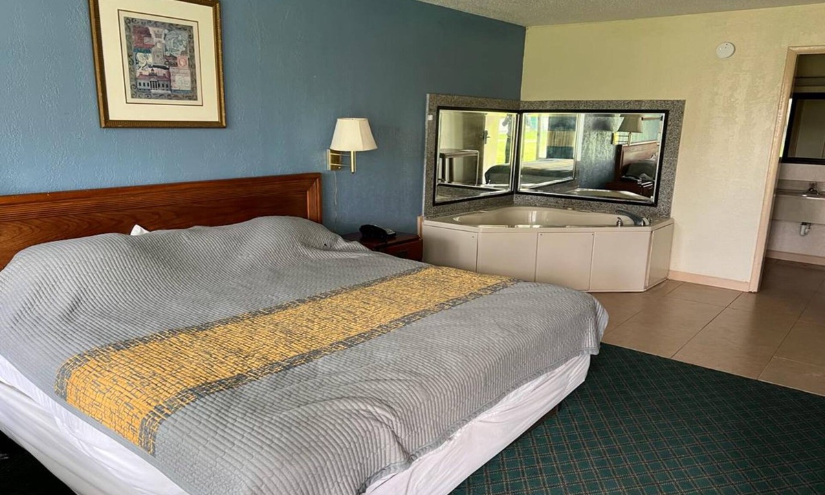 Milledgeville Hotel | Super Inn & Suites by OYO Milledgeville