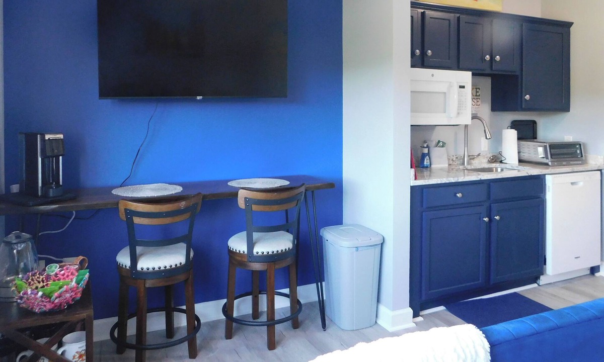 Huddleston Apartment | Surfboard-Themed Huddleston Studio w/Beach Access