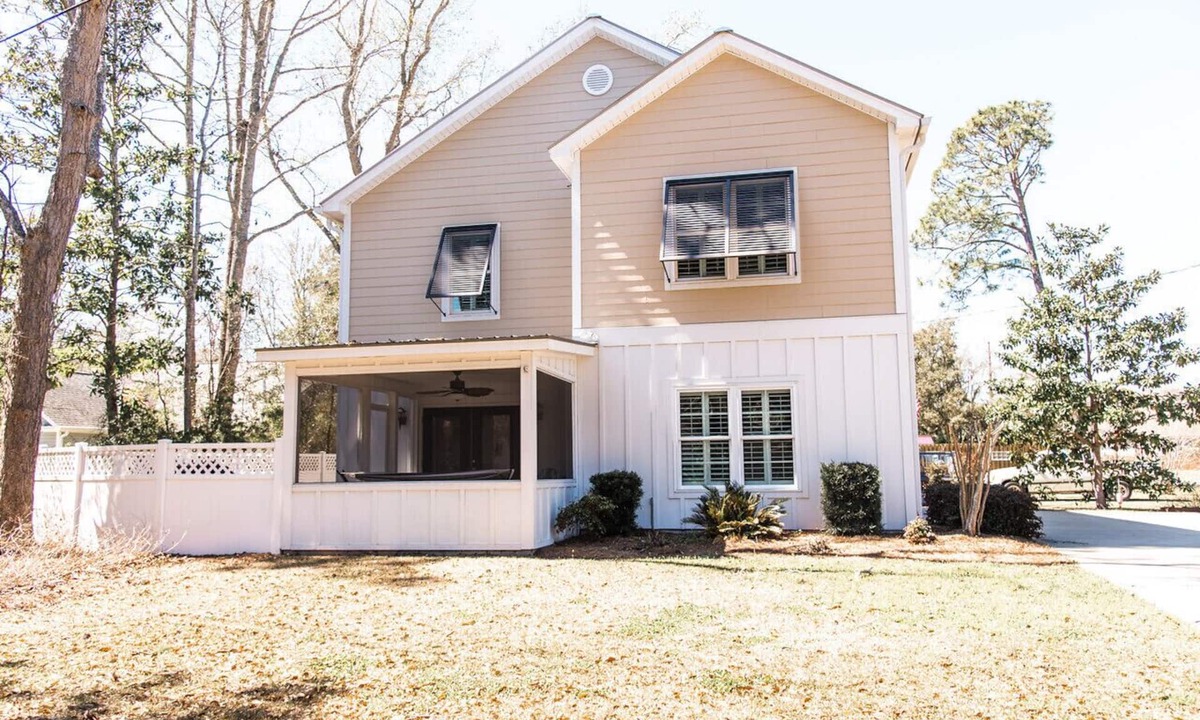 Murrells Inlet Cottage | Sweet Caroline’s Inlet Cottage;Walk to Marshwalk! Porch,Grill,Cornhole,Foosball