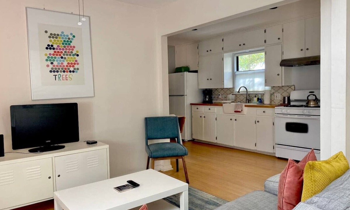 East Cesar Chavez House | Sweet Cottage Stay . Walkable and Hip Location
